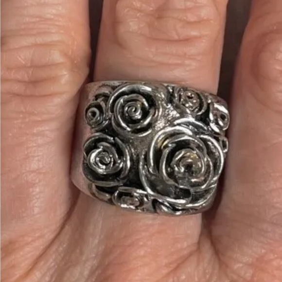 Jewelry - 925 STERLING SILVER ROSE BOUQUET  RING SIZE 7, SOLD WITH GIFT‎ BOX
